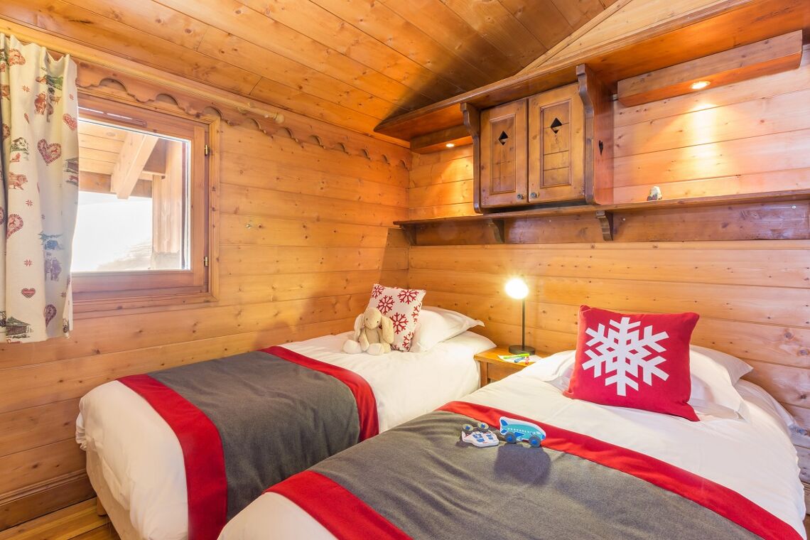 Twin bedroom with window Alpine furnishing Les Alpages de Reberty Les Menuires