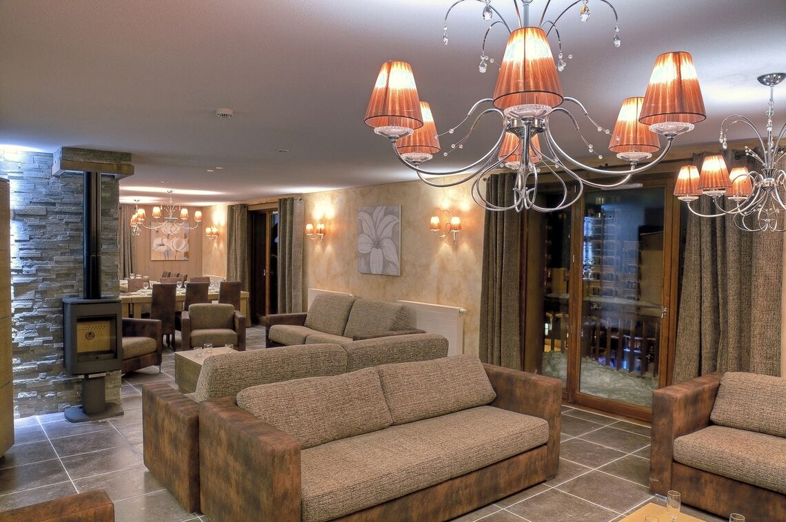 Les Balcons Platinum Val Thorens large lounge area in apartment