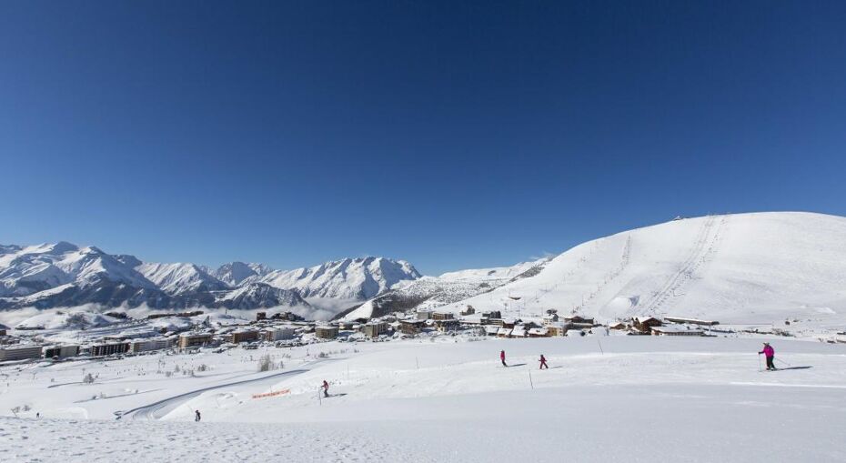 Alpe d'Huez, FranceSkiing back to the village in Alpe d'Huez