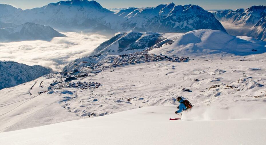 Skiing with amazing views of Alpe d'Huez