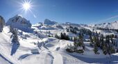 Sunny and snowy skiing in Chatel