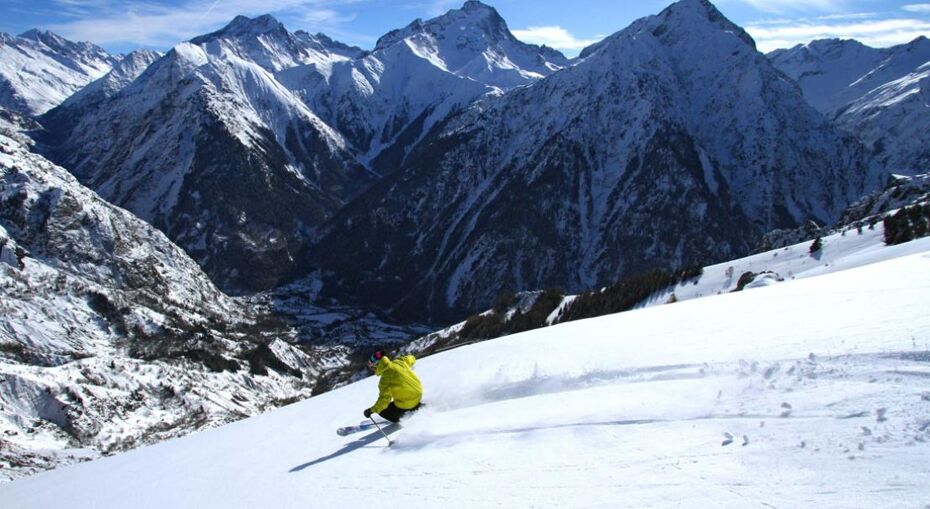 Powering down the slopes in Les 2 Alpes, France