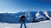 Blue sky snowboarding in Valloire