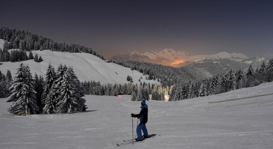 Ski at night in La Clusaz