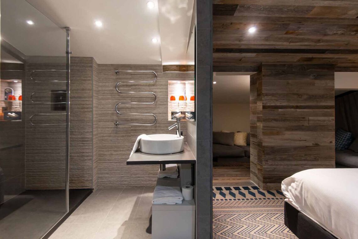Suite Refuge Bathroom, Chalet Hôtel Le Prieuré & Spa, Chamonix