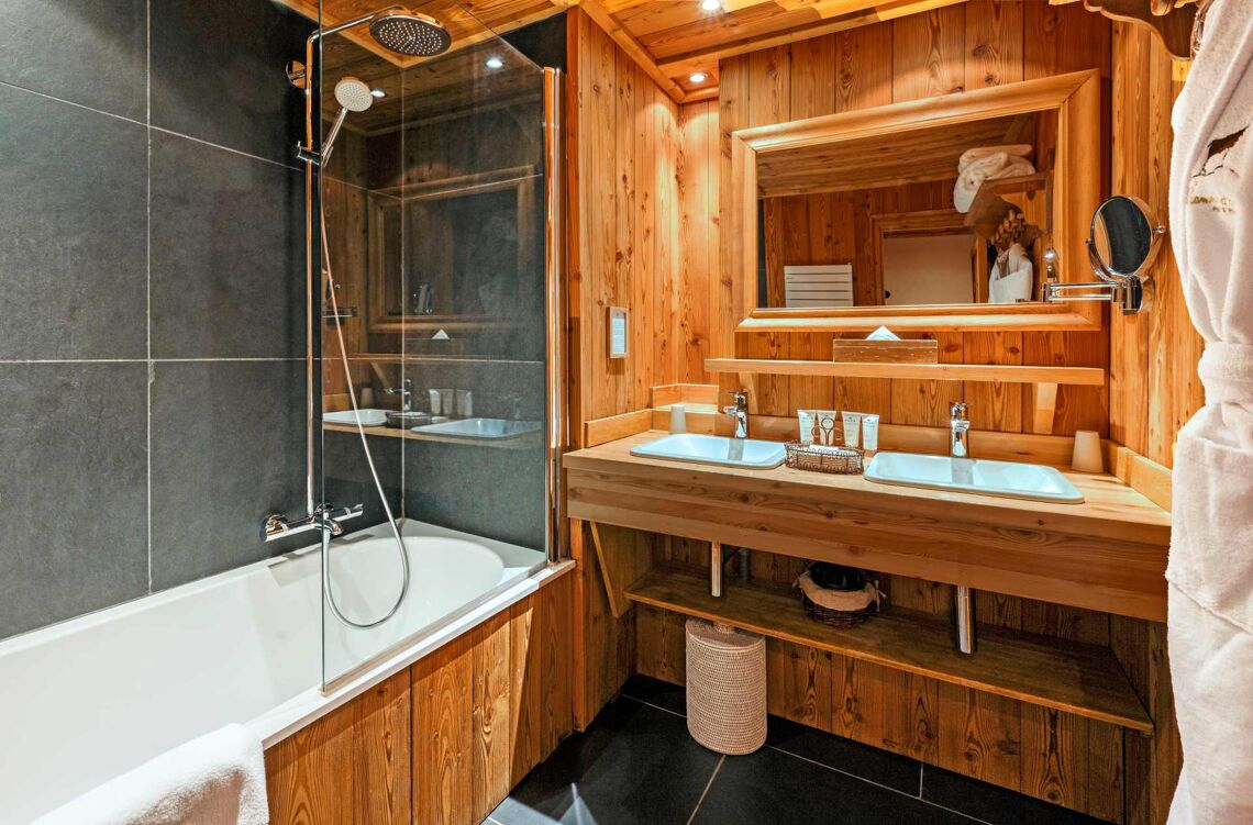 Hotel Au Chamois d'Or, bathroom, Les Etincelles, Alpe d'Huez